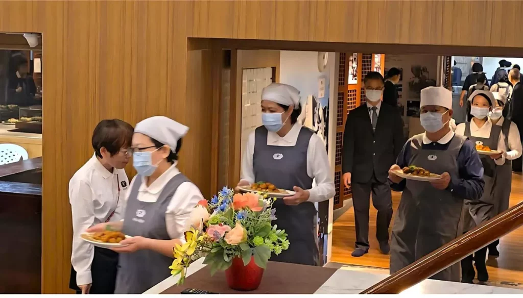 1月31日、2月1日臺中慈濟舉辦13場冬令發放，1367戶照顧戶溫馨圍爐，畫面為慈濟民權聯絡處。（圖/陳惠玲攝影）