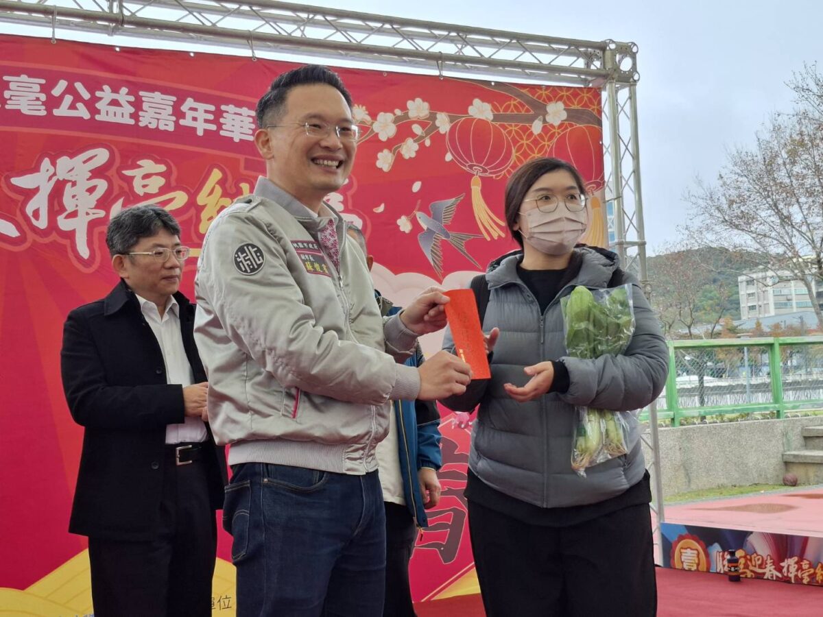 駿馬迎春揮毫納福 桃園電子報公益嘉年華熱鬧登場 102781 0