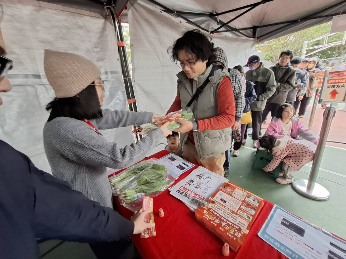 駿馬迎春揮毫納福 桃園電子報公益嘉年華熱鬧登場 102790 0