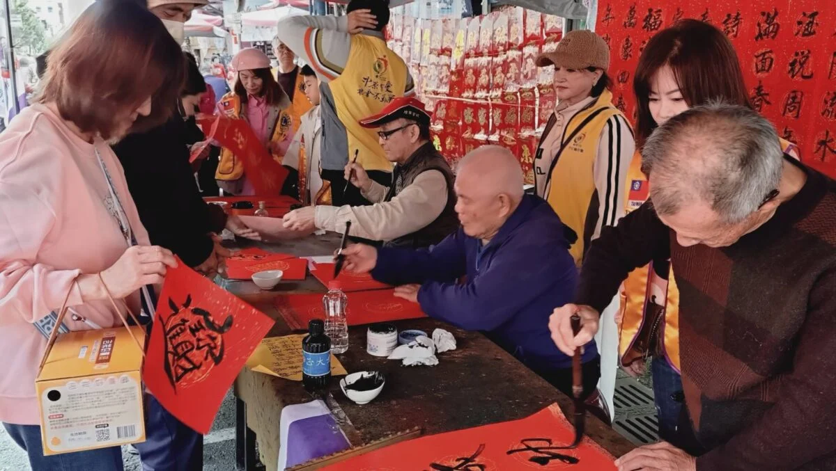 ▲書法名家當場揮毫免費送民眾開心過年。