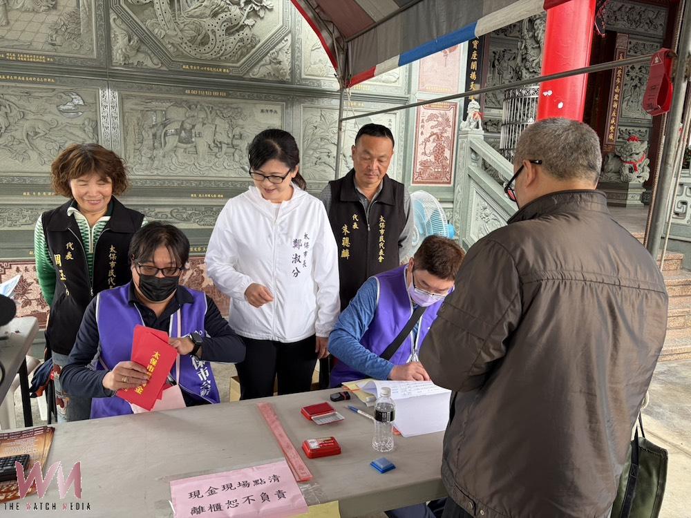 嘉義縣太保市今1/31、明2/1日兩天週休假日再到各里實地印領發放振興金3000元。鄭淑分市長帶領黃大益機要秘書到各里關心領發作業情形。(圖/記者陳惲朋攝)