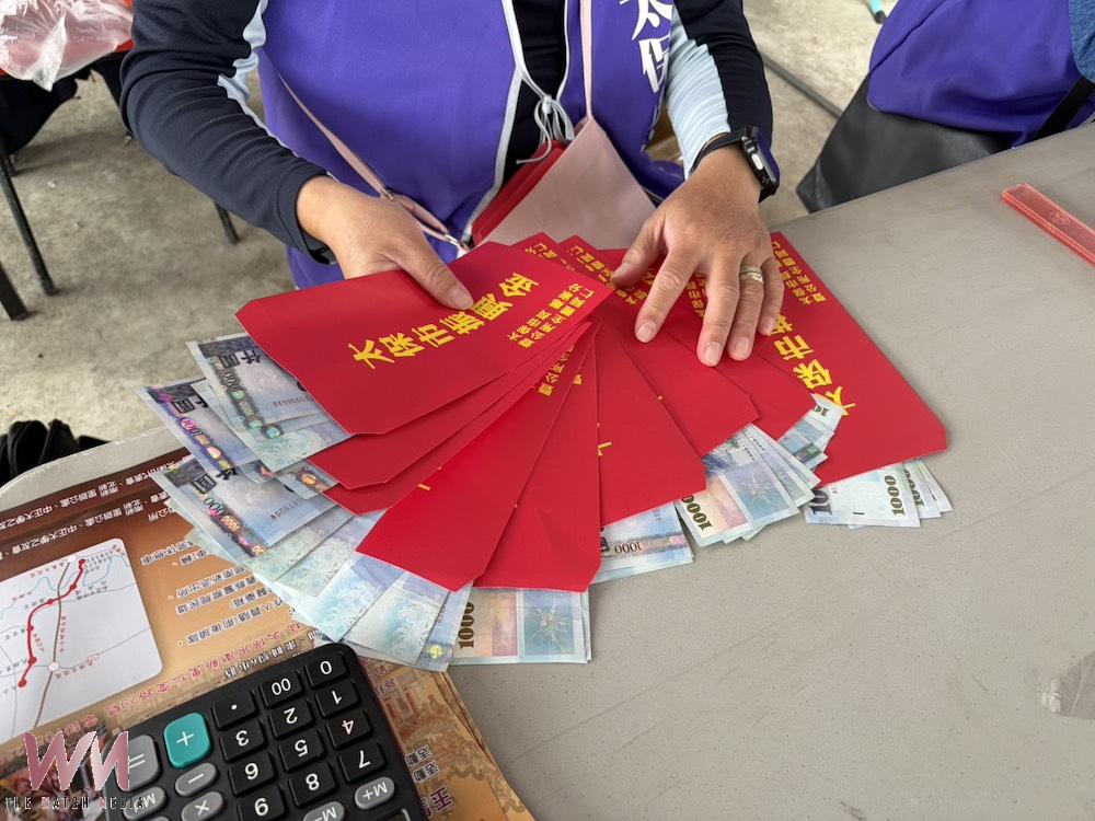 嘉義縣太保市今1/31、明2/1日兩天週休假日再到各里實地印領發放振興金3000元。鄭淑分市長帶領黃大益機要秘書到各里關心領發作業情形。(圖/記者陳惲朋攝)