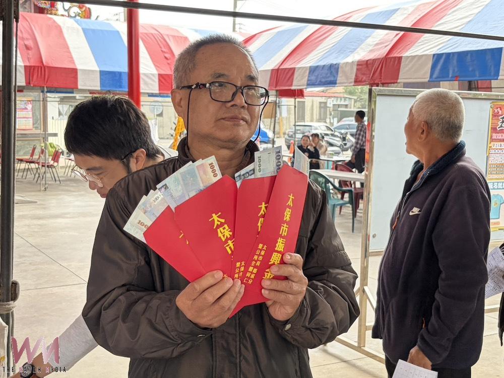 嘉義縣太保市今1/31、明2/1日兩天週休假日再到各里實地印領發放振興金3000元。鄭淑分市長帶領黃大益機要秘書到各里關心領發作業情形。(圖/記者陳惲朋攝)