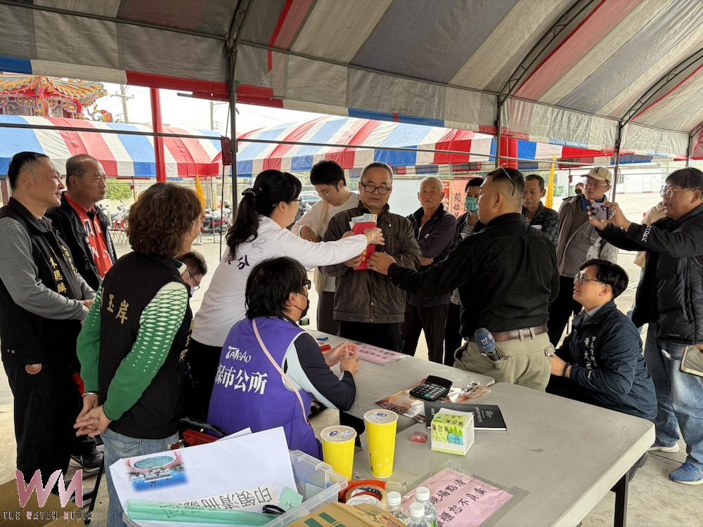 嘉義縣太保市今1/31、明2/1日兩天週休假日再到各里實地印領發放振興金3000元。鄭淑分市長帶領黃大益機要秘書到各里關心領發作業情形。(圖/記者陳惲朋攝)
