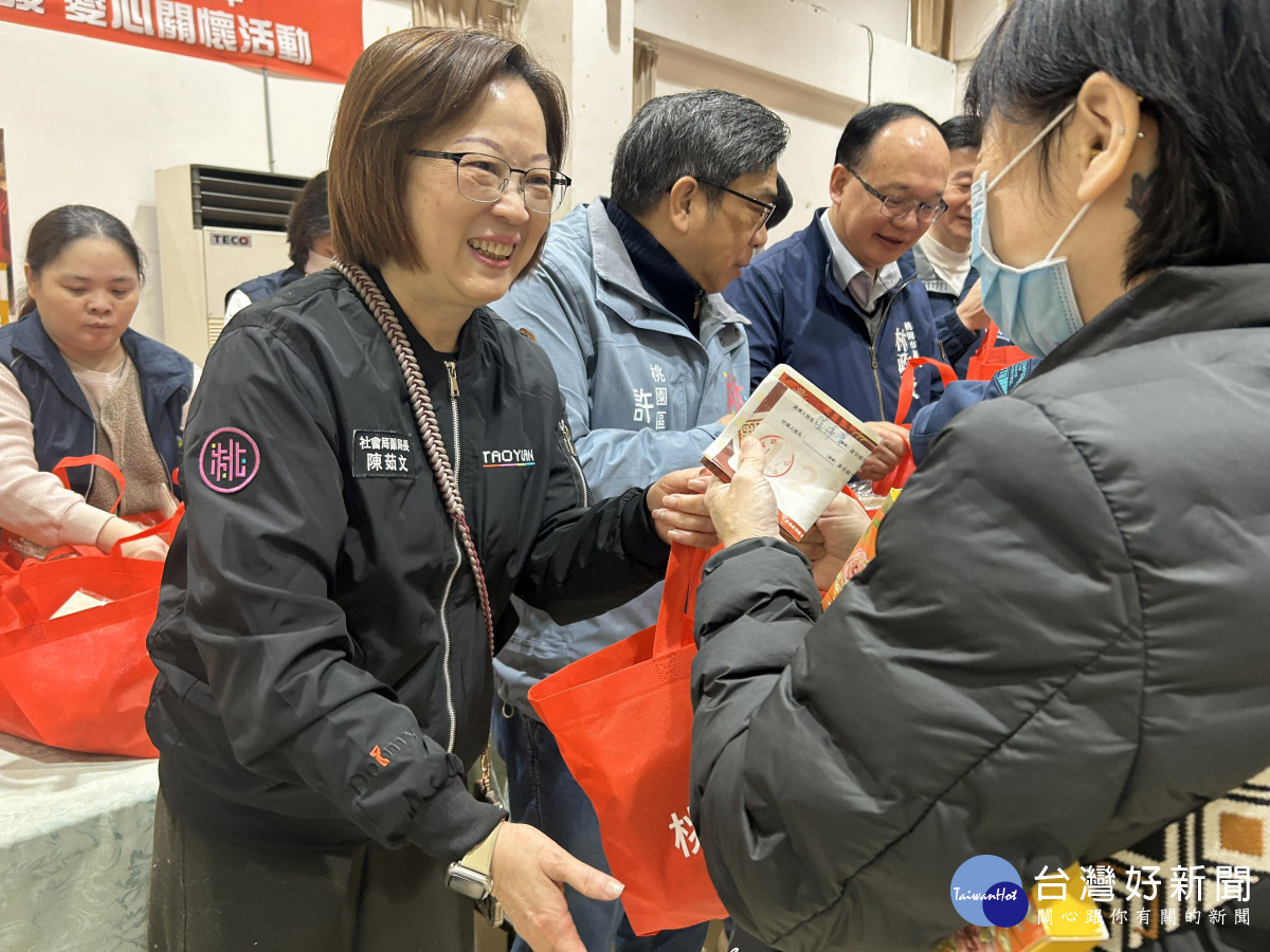 社會局副局長陳茹文出席寒冬送暖活動。<br /><br />