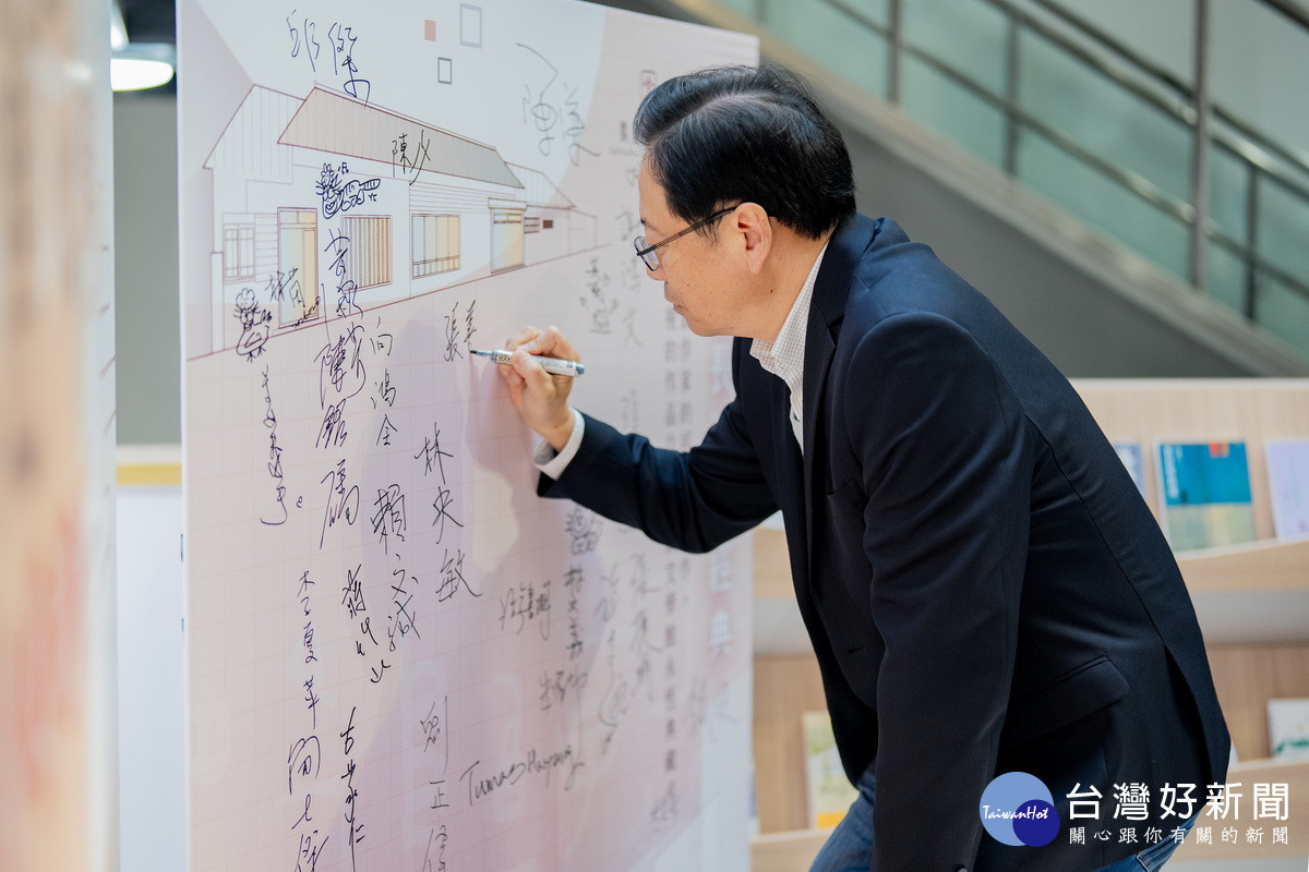 園市長張善政出席「文運長河迎新年」活動時簽名。<br /><br /> 