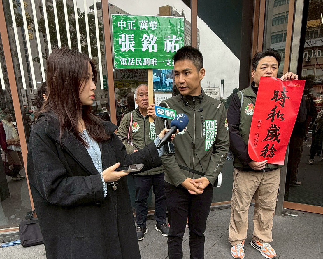 圖/張銘祐發送前立法院長游錫堃題字的「時和歲稔」春聯,向南門市場的攤商與往來鄉親拜早年。(張銘祐提供)