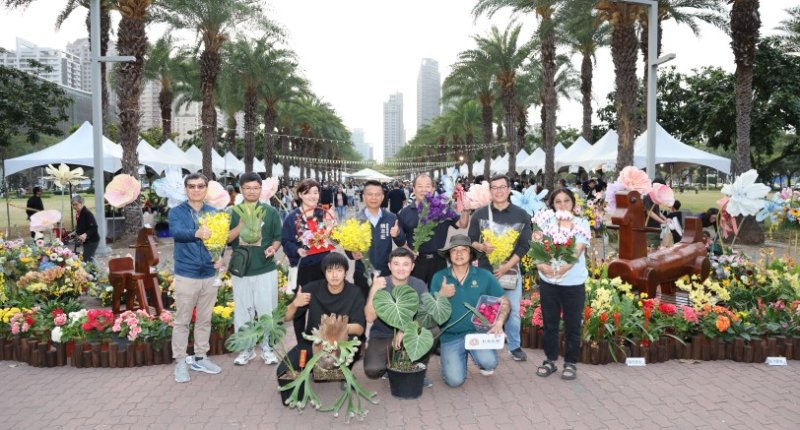 神農市集點亮凹子底森林公園 馬年木馬裝置與花藝結合 陪你逛市集、品味在地農產