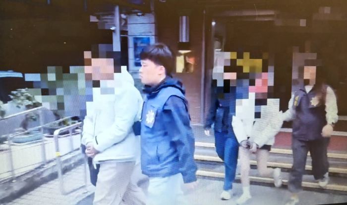 假競技真賭博 永和警破獲德州撲克賭場逮23人 42 《圖說》負責人、工作人員及賭客依賭博罪嫌移送法辦。〈永和分局提供〉