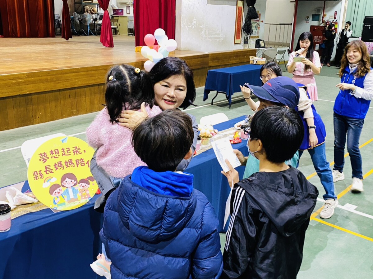 ▲雲林縣政府於歲末年終舉辦「歲末相聚・幸福同行」關懷活動,邀請縣長監護兒少、寄養家庭及親屬家庭齊聚一堂,在溫馨氣氛中迎接新年到來。(記者陳雅琪攝)