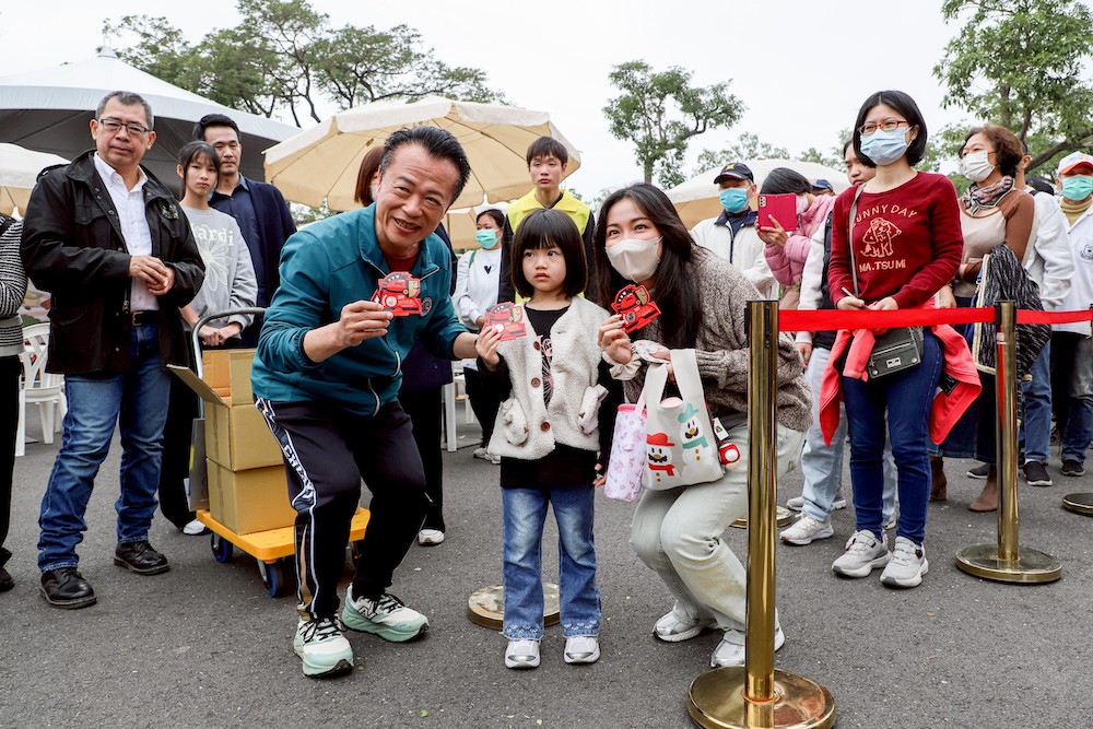 嘉義縣政府迎接2026農曆新年,盛大舉辦「2026嘉有好市集—年貨大街」,民眾攜家帶眷歡喜迎新春,逛市集、買年貨一次到位。(圖/嘉義縣政府提供)