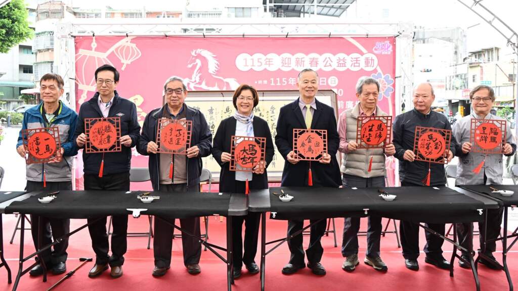 ▲「筆墨傳祝福・義賣暖新春」迎新春公益活動，由彰化縣長王惠美、彰化縣書法學會理事長吳肇勳及多位資深書法名家共同開筆揮毫。（圖／記者林明佑翻攝）