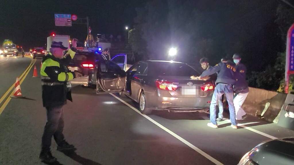 ▲關山警分局春節前夕強化治安,實施「首次」夜間防搶暨攔截圍捕演練。