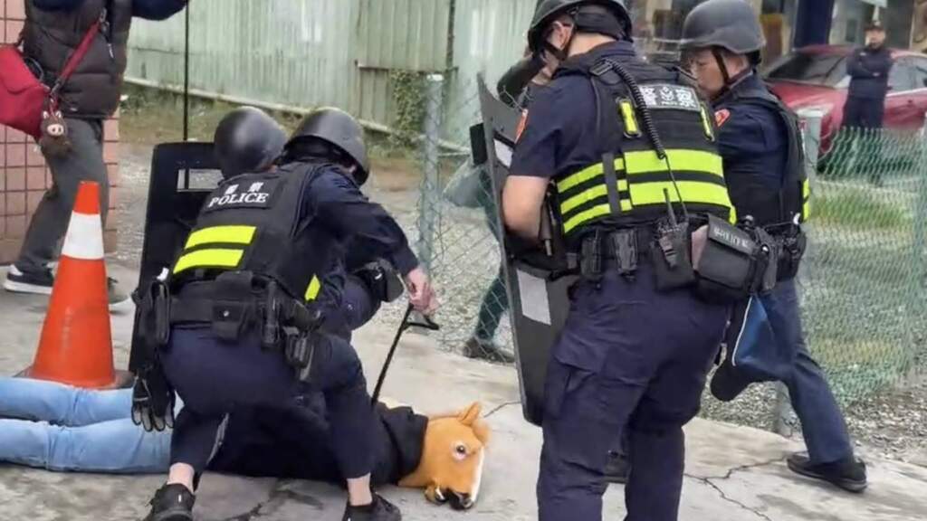 ▲溪湖警分局近日與轄內台中銀行埔心分行合作，辦理防搶實兵演練，透過逼真情境模擬，提升員警臨場反應能力，同時強化銀行行員的應變處置與警覺意識，確保民眾財產安全。（圖／記者林明佑翻攝）
