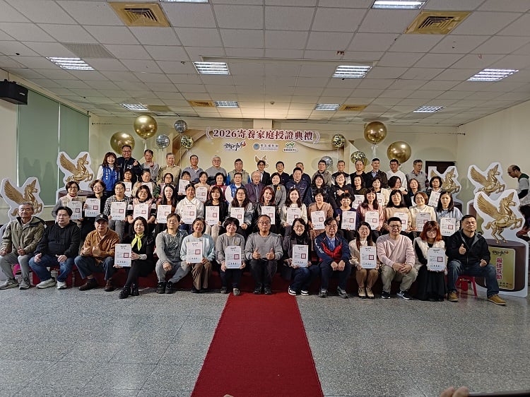 ▲寄養家庭授證典禮,雲林縣長張麗善(中)、家扶主委陳燦勲(後左四)、社會處長林文志(後右四)、縣議員黃美瑤(後右二三)、張嘉郡丁學忠立委副主任林書玄(後右一)、黃凱議長助理黃鳳(後左三)與珈珈老師(後右二)團隊,一起給予家養家庭肯定,並邀請社會愛心一起加入寄養行列。(記者劉春生攝)