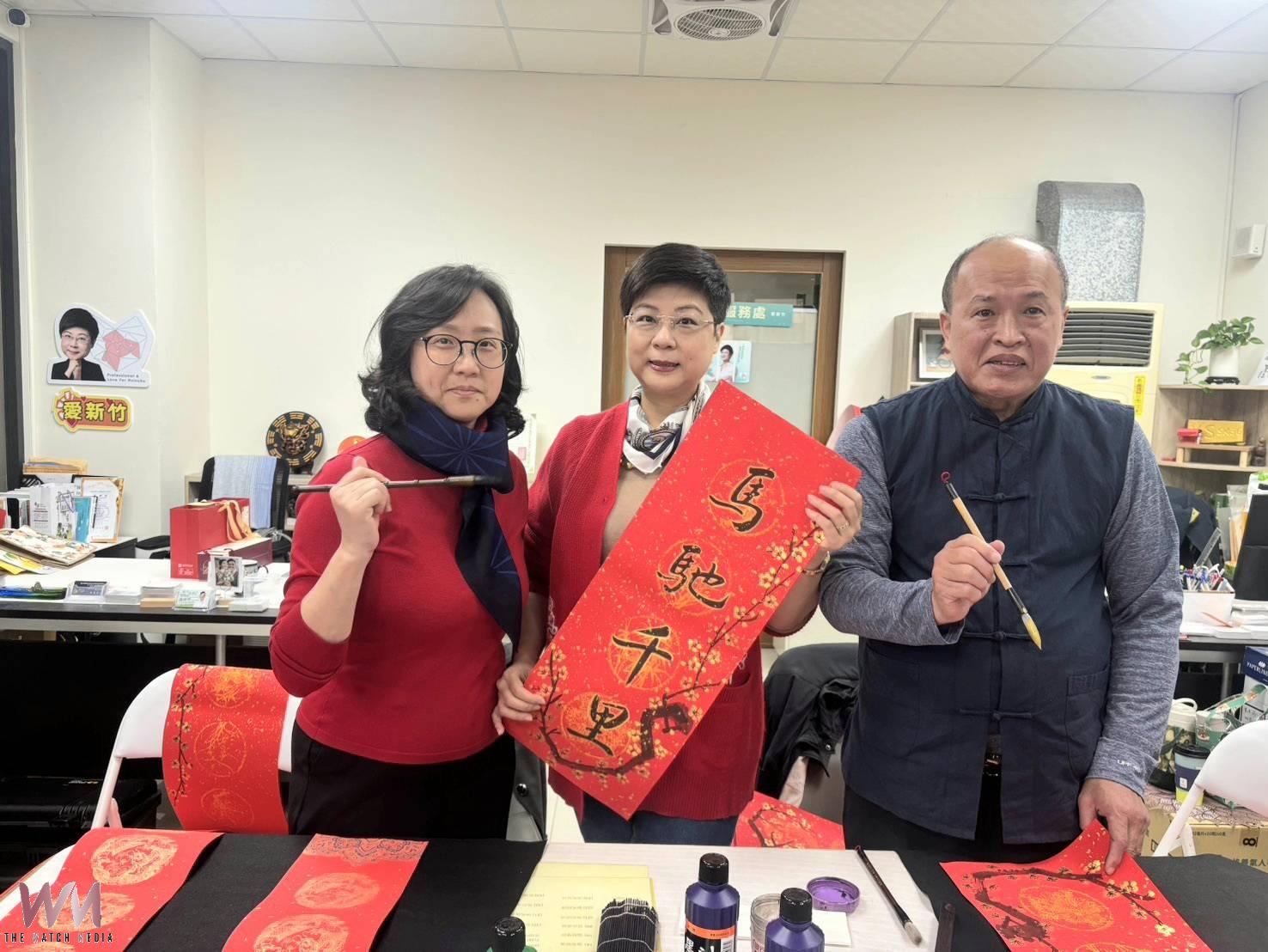 林志潔慶新年發小紅包與春聯 服務處一早排滿人潮 - https://www.watchmedia01.com