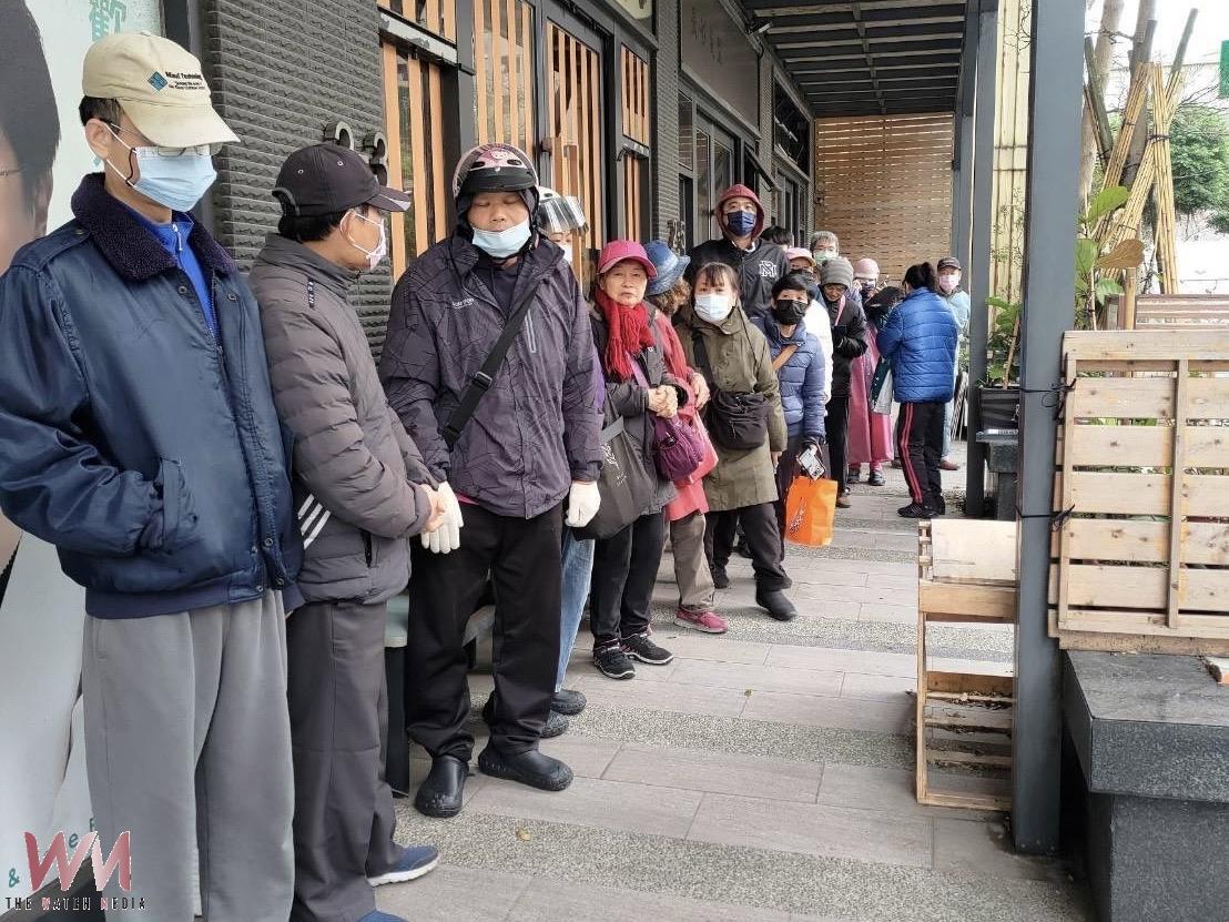 林志潔慶新年發小紅包與春聯 服務處一早排滿人潮 - https://www.watchmedia01.com