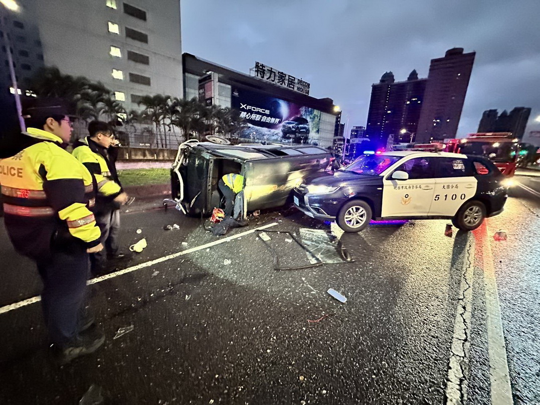 大園警分局追查贓車 竊賊駕車翻覆被戒護送醫 - https://www.watchmedia01.com