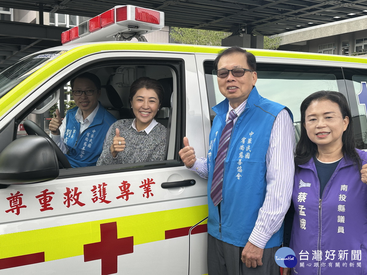 許縣長與劉理事長啟動新車。(記者扶小萍攝)
