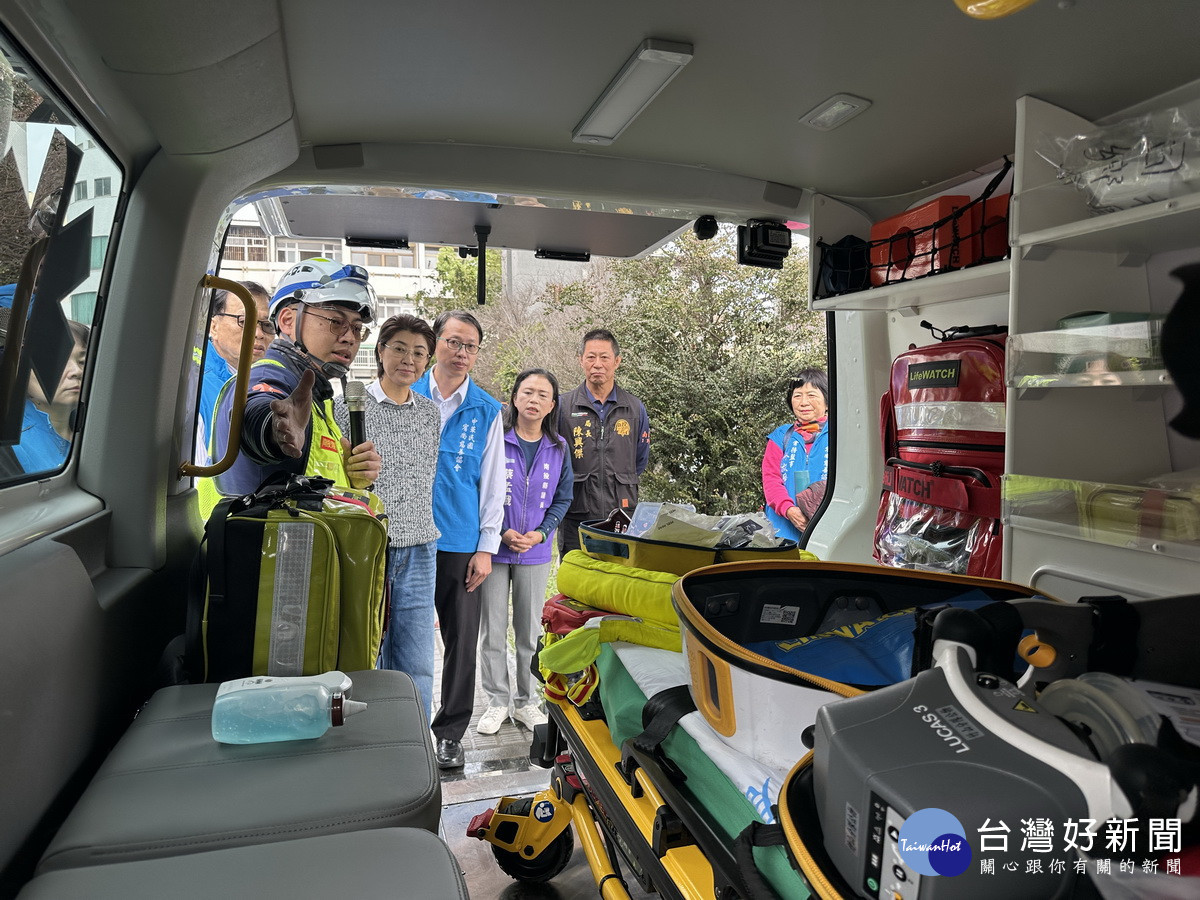 福斯平頂救護專車裝備精良。(記者扶小萍攝)