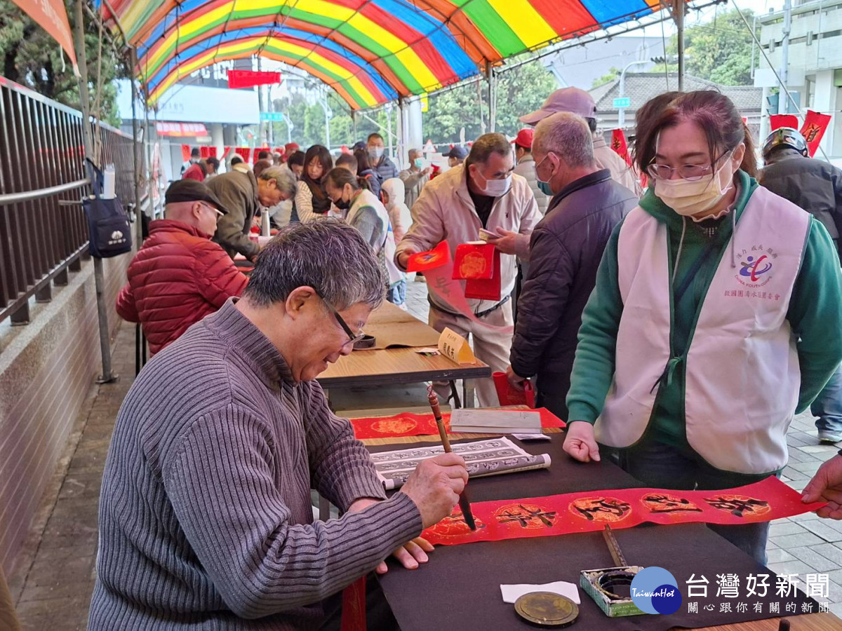 民眾大排長龍索取名家春聯。