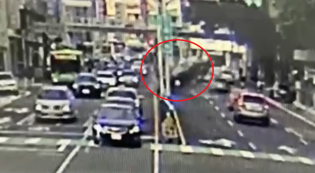 撞擊畫面曝光!台中自小客車失控暴衝撞安全島再撞石墩 駕駛頭部受傷送醫