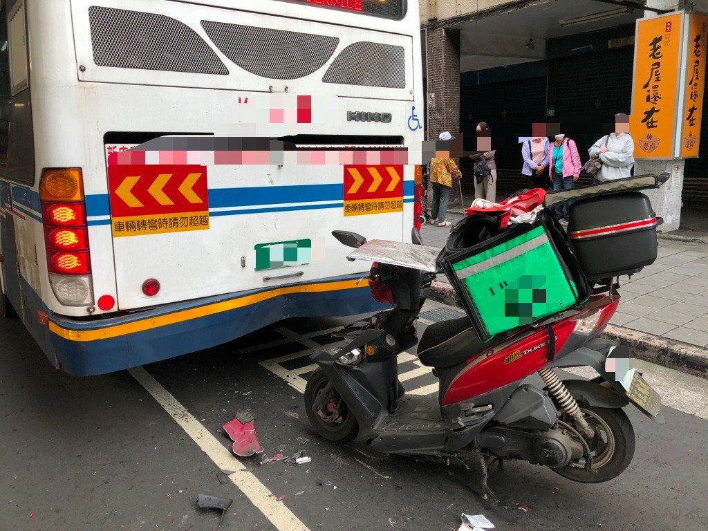 突恍神「腦袋空白」!中和外送員猛撞靠站公車…腿部骨折