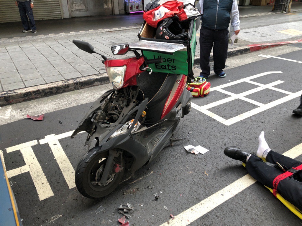 王男一時恍神,不僅未減速避讓,反而直接朝公車後方猛烈衝撞,機車車頭嚴重毀損凹陷變形。
