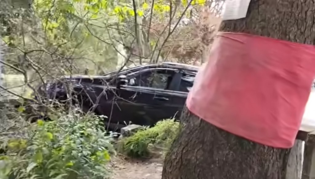 拜完佛竟撞壞百年石欄杆！社頭清水岩寺休旅車爆衝-婦人嚇壞直喊「佛祖保佑」