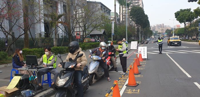 柴油車、老舊機車注意! 新北焚化廠空品維護區上路 57 《圖說》機車路邊攔查。〈環保局提供〉