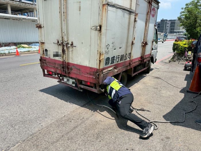 柴油車、老舊機車注意! 新北焚化廠空品維護區上路 58 《圖說》柴油車路邊攔查。〈環保局提供〉