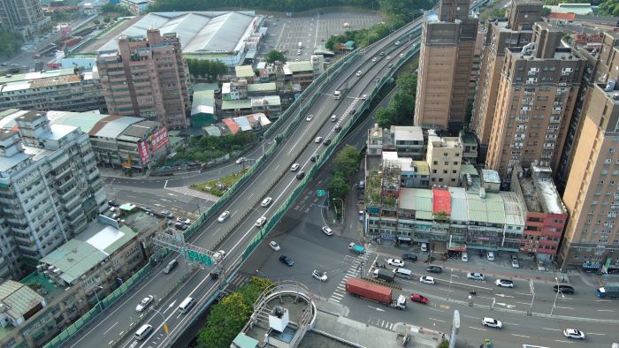 「上帝視角」疏導交通 土城警科技輔助過年不怕塞! 56 《圖說》農曆春節將至,為讓市民安心過好年,土城警全面啟動春節交通疏導計畫,今年疏導措施再升級,導入「空拍機」執行高空觀測。〈土城分局提供〉