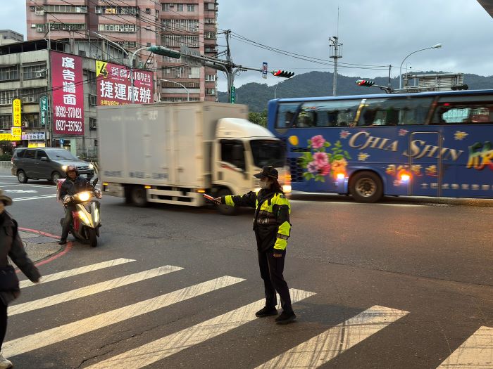 「上帝視角」疏導交通 土城警科技輔助過年不怕塞! 58 《圖說》土城警結合地面警力與科技應用,將「路口停讓」列為執法首要重點,全力打造安全順暢的春節交通環境。〈土城分局提供〉