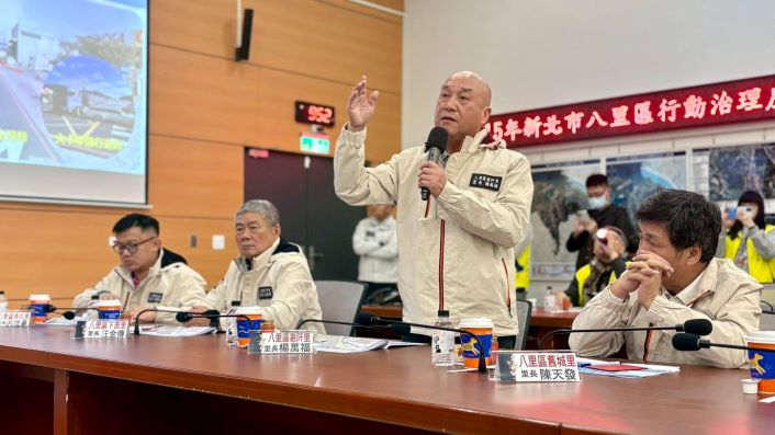 行動治理前進五股八里 侯:落實「翻轉新北、改變成真」 72 《圖說》市府行動治理里長提問。〈民政局提供〉