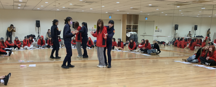 強化性騷擾防治觀念 新北婦幼警再赴味全龍啦啦隊宣導 73 《圖說》新北警婦幼隊向味全龍啦啦隊示範防身術。〈新北警婦幼隊提供〉