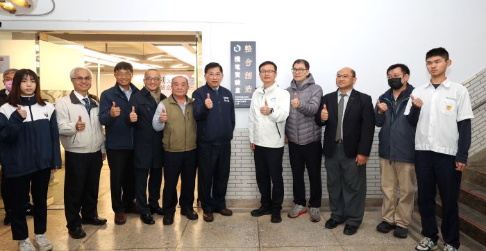 淡水商工「智慧創造機電實驗盒」啟用 榮獲德國iF設計大獎肯定 51 《圖說》淡水商工「整合創造機電實驗盒」雙美未計畫改造實習工場獲得德國iF設計獎肯定,右五教育局長張明文。〈教育局提供〉