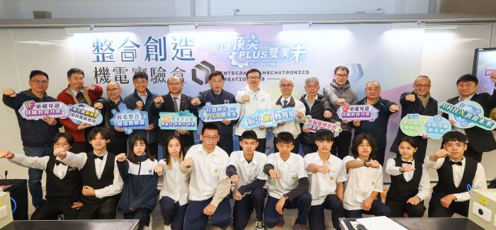 淡水商工「智慧創造機電實驗盒」啟用 榮獲德國iF設計大獎肯定 52 《圖說》張明文局長與產業、科大、家長會及學生在雙美未實習工場合照。〈教育局提供〉