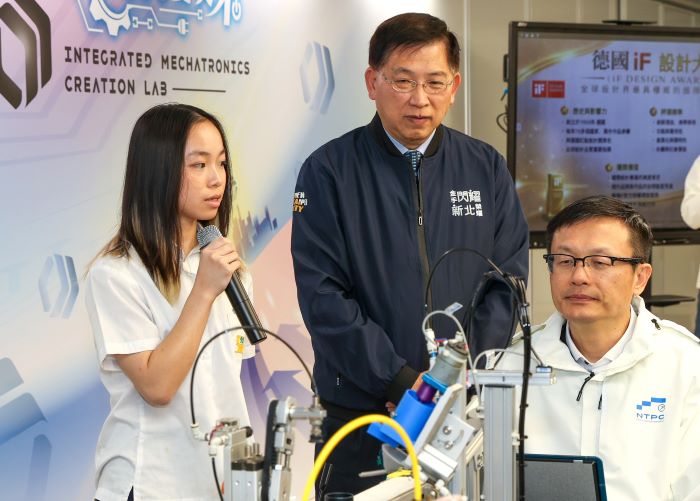 淡水商工「智慧創造機電實驗盒」啟用 榮獲德國iF設計大獎肯定 54 《圖說》淡水商工控制科三年級陳玟霓同學培同張明文局長體驗人機智慧模擬產線實作。〈教育局提供〉