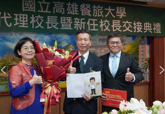 ▲高師大教育學院丘愛鈴院長(左一)獻花給方德隆校長(中),教育系張炳煌主任(右一)贊助清寒獎助學金,呼應方校長對弱勢學生的關懷。(記者 李堂安 翻攝)