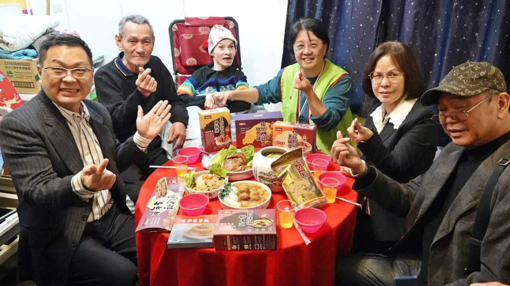 ▲創世基金會連續36年推動「寒士吃飽30」活動,量子應用發展協會攜手多家企業擔任送禮大使,與創世彰化團隊走訪植物人家庭,親送年禮與紅包,陪伴弱勢家庭提前圍爐,傳遞溫暖年節祝福。(圖/記者林明佑攝)