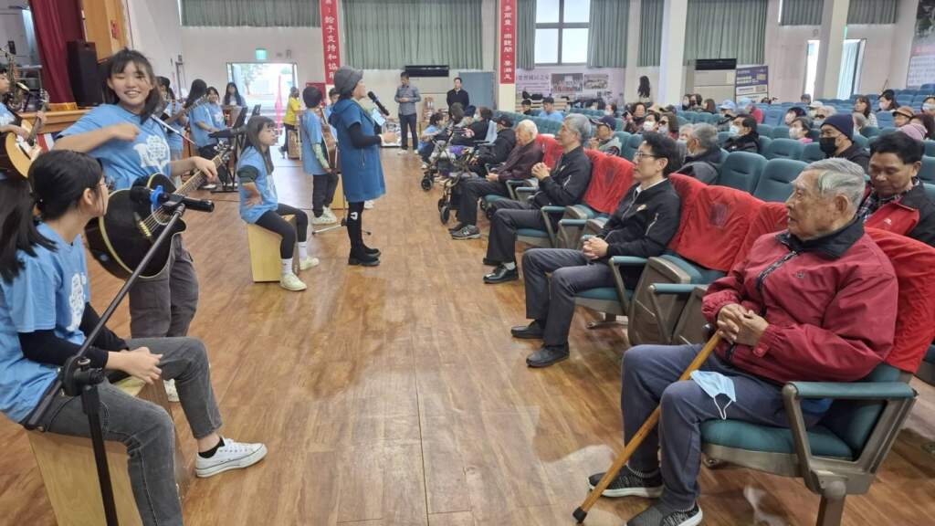 ▲熱愛生命文教基金會吉他演奏與住民互動。(圖/中彰榮家提供)