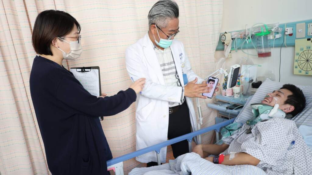 ▲趙紹清主任逗笑施同學。(圖/彰化醫院提供)