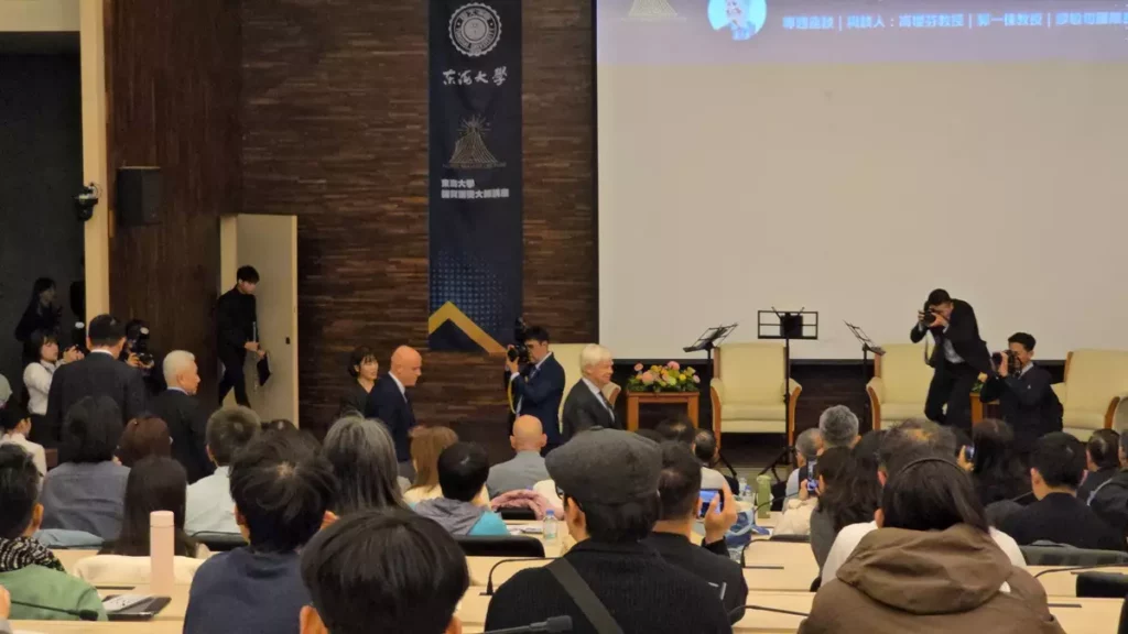 Robert F. Engle III蒞臨東海大學演講,現場座無虛席。(圖/陳惠玲攝影)