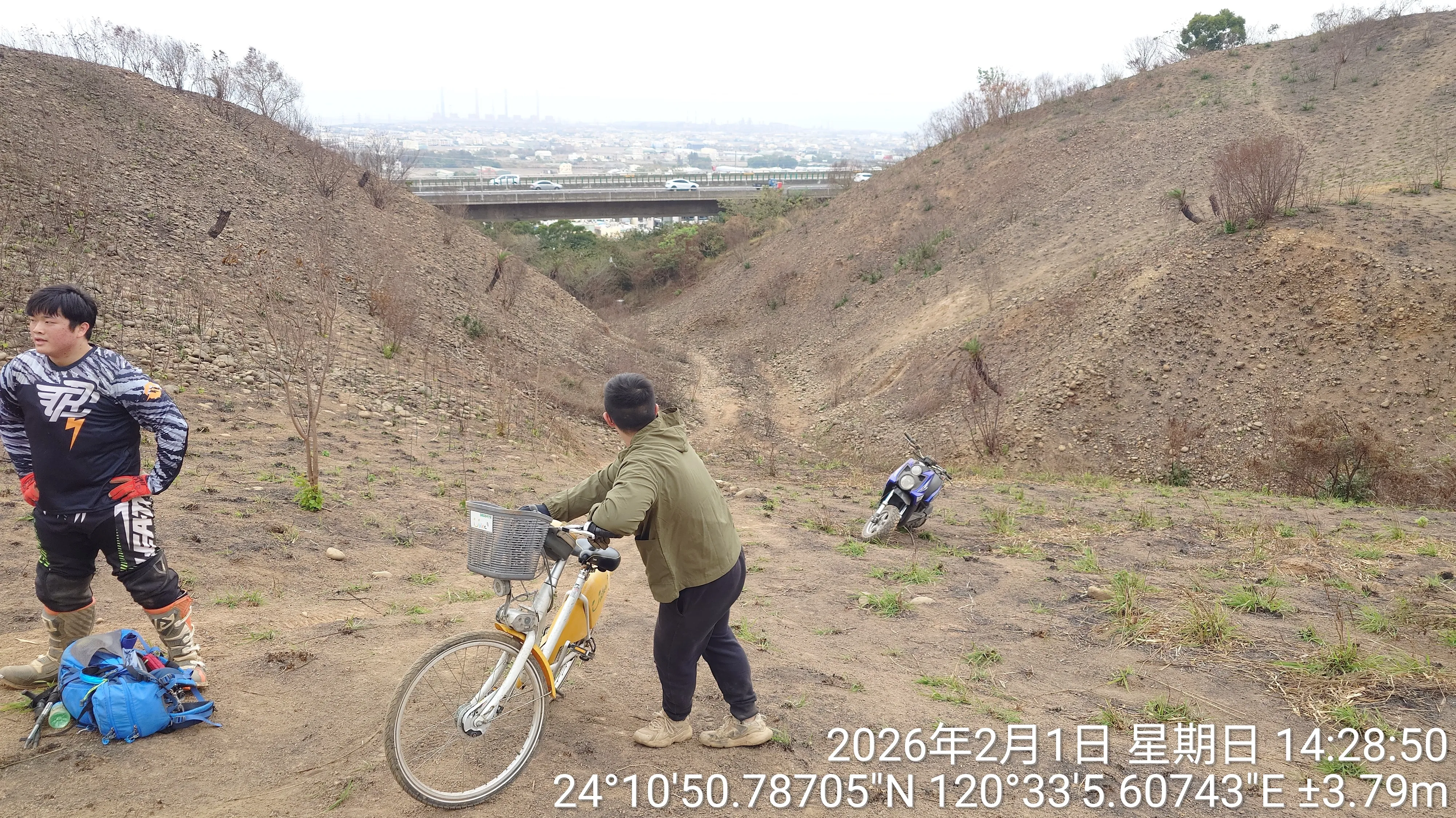 影／阿伯出事了！騎UBike挑戰超級八越野賽道失敗　消防到場救援揹出場
