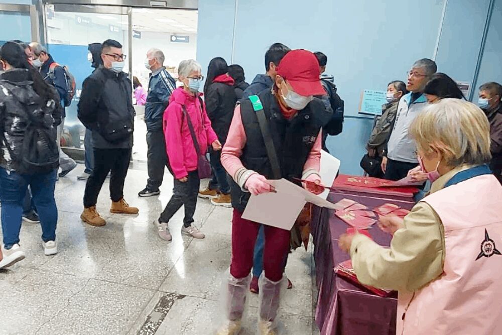 大排長龍搶駿馬迎福春聯、紅包袋 高虹安回歸主政展現高人氣 186 照片來源:民眾提供
