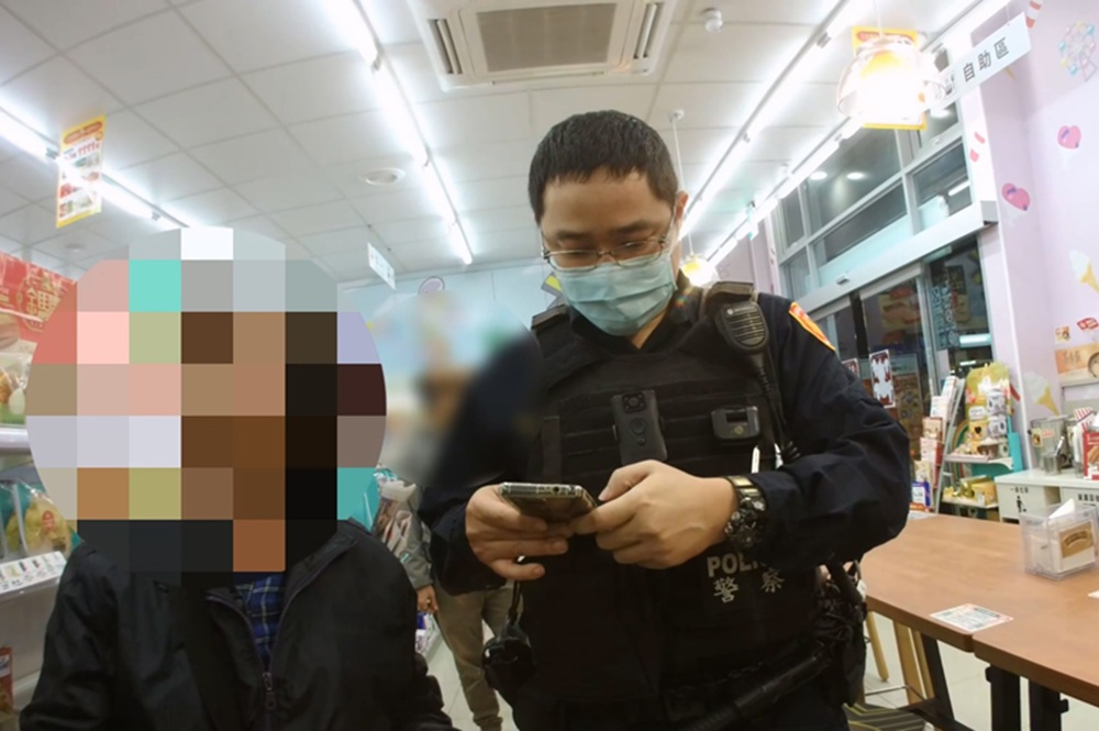 結帳排隊爆口角 2婦人在超商拉扯互告 215 cnews204260202a01