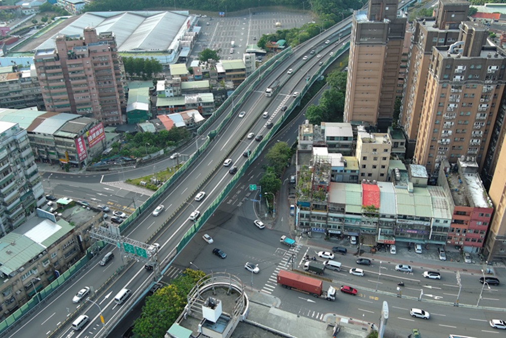 開啟上帝視角疏導交通 警提醒路口不禮讓當心挨罰 223 cnews204260202a13