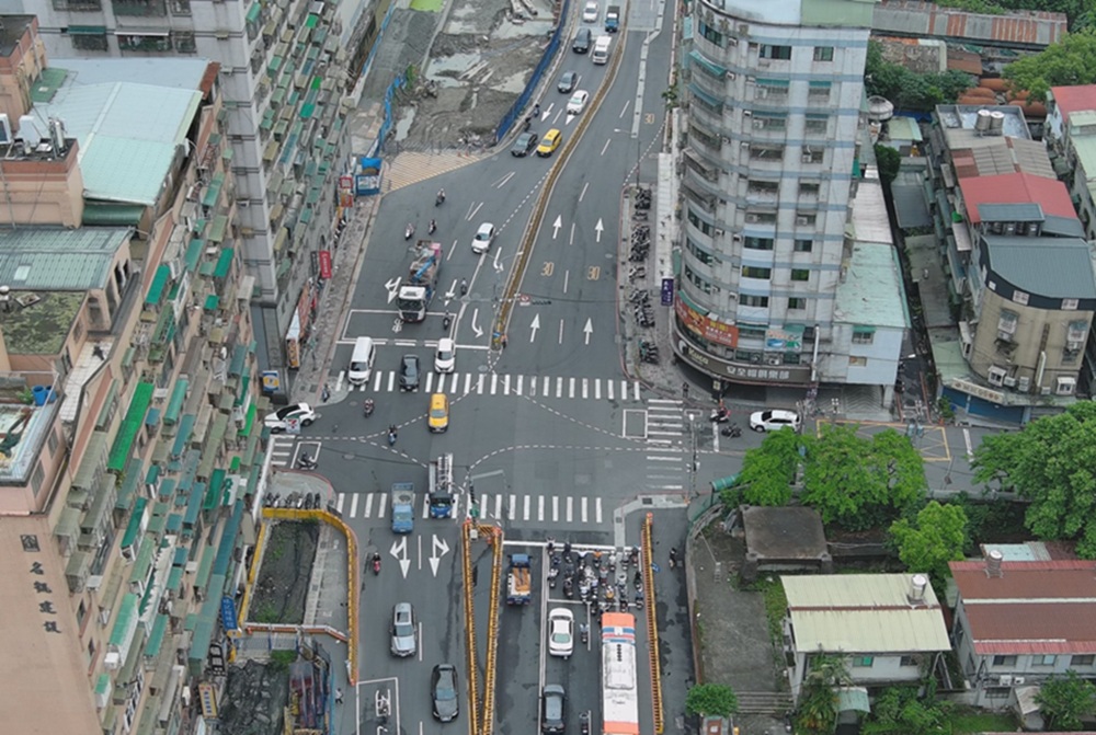 開啟上帝視角疏導交通 警提醒路口不禮讓當心挨罰 224 cnews204260202a14