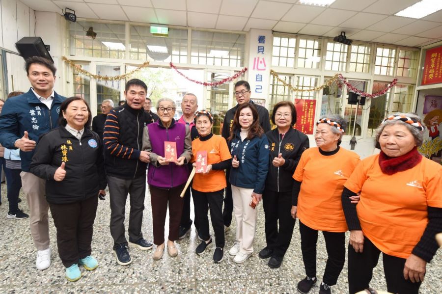 縣長贈匾賀塭內關懷據點 允協助金點之星增建電梯和廚房