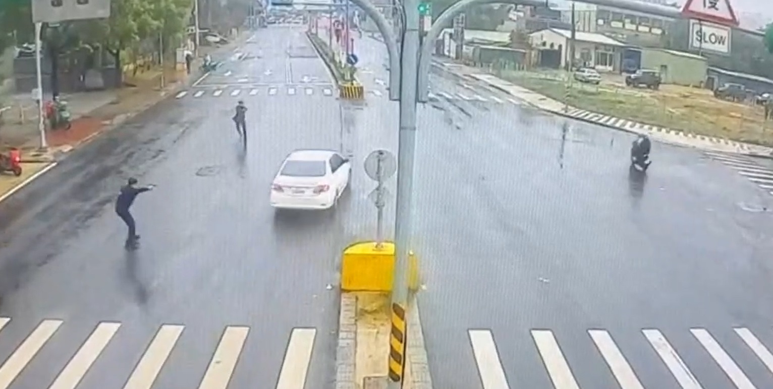 中壢警匪追逐!疑掛假車牌逆向狂飆 警舉槍他繼續跑 g6s45g6574f